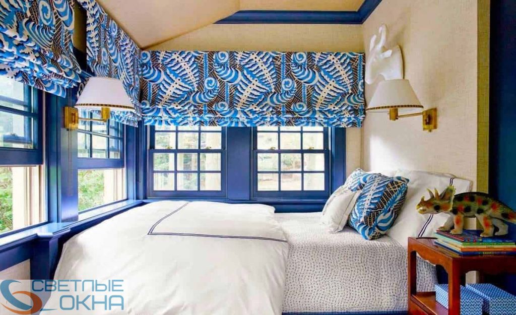 Синие окна в спальне